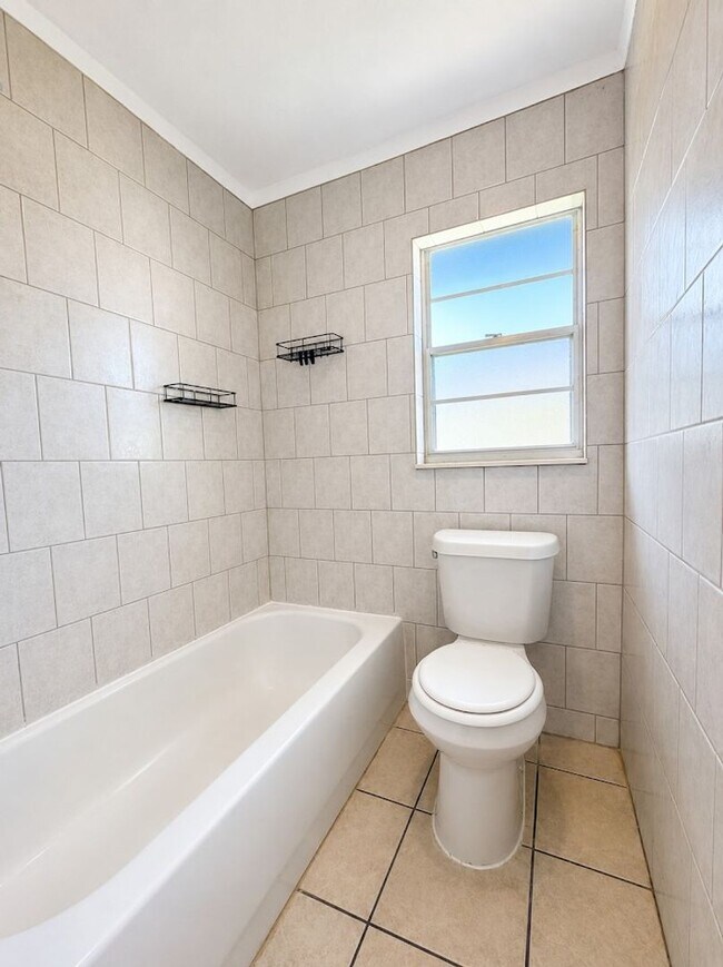 Building Photo - 4133/4135 SW 7th Pl