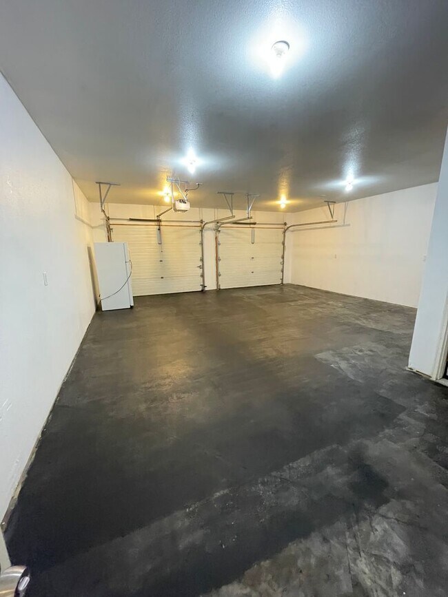 Building Photo - Beautiful 3 Bedroom Single Family Home With 2 Car Garage!