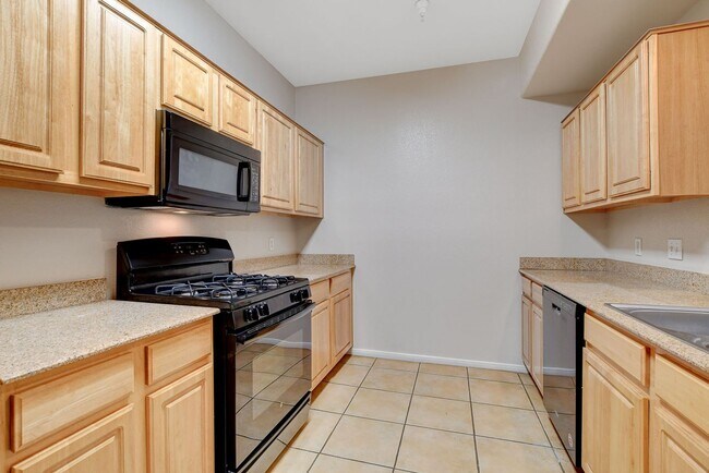 Building Photo - Beautiful  2bed 2bath Gated Community