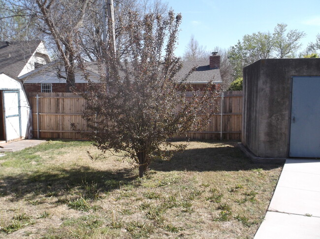 Building Photo - 3 bed, 2 bath, 2 car garage/2 car carport