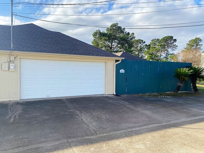 Building Photo - 9170 Manion Dr