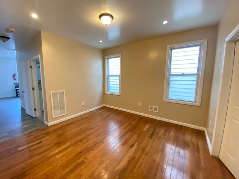 Building Photo - 186 Oakwood Pl