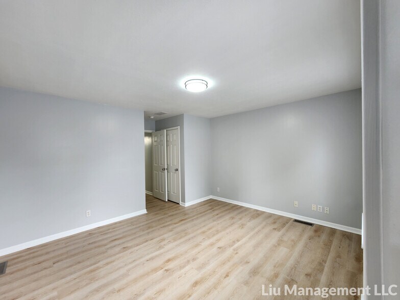 Building Photo - 1042 N Traub Ave