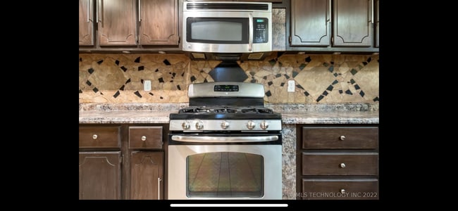 Building Photo - Huge Home Minutes from Downtown Tulsa