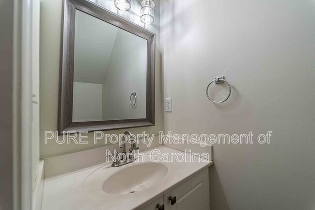Building Photo - 1230 Green Oaks Ln