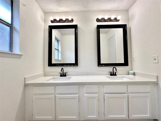 Building Photo - 6115 Briar Terrace Dr
