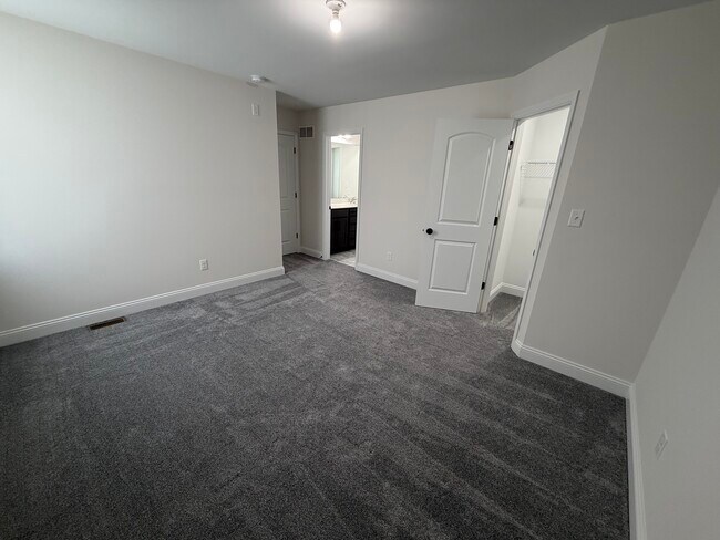 Building Photo - 156 Far Meadow Dr