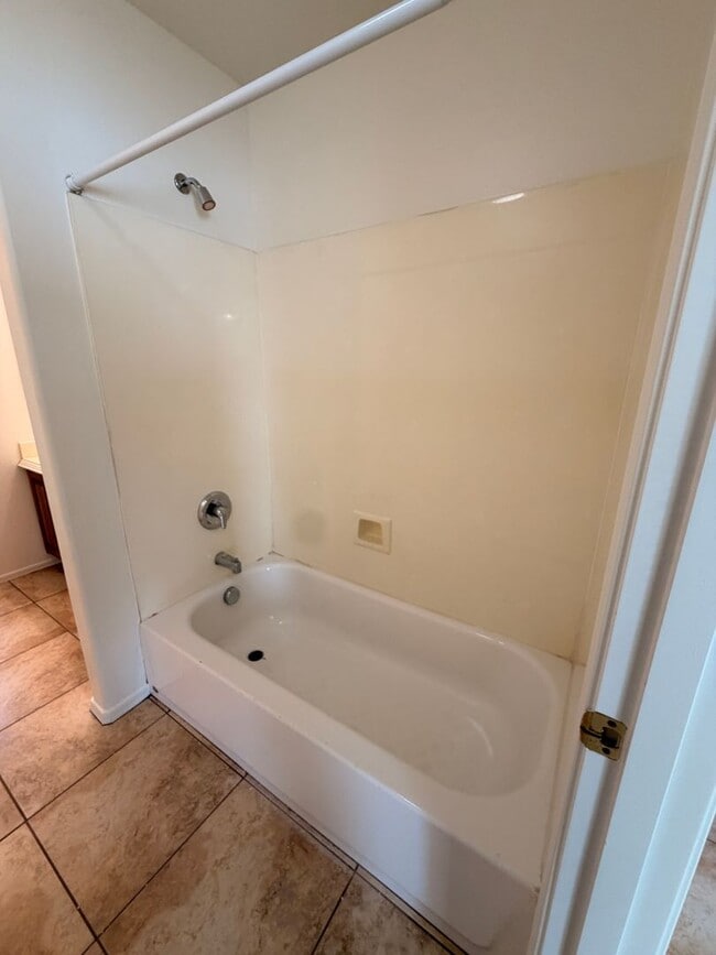 Building Photo - Spacious 3Bdm 2Ba Phoenix Home with *No Carpets* and *New Paint*