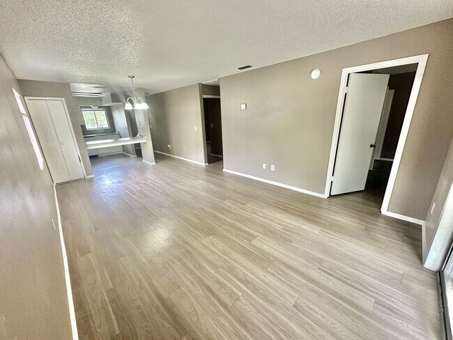 Building Photo - 2549 S Oak Ave