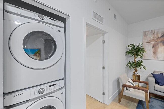 Building Photo - 1552