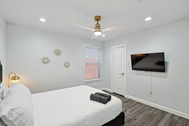 Building Photo - 521 E Robin Ct