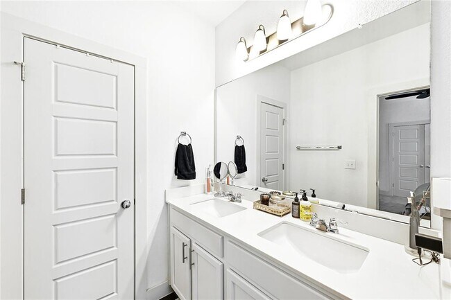 Building Photo - 2306 Capulet St