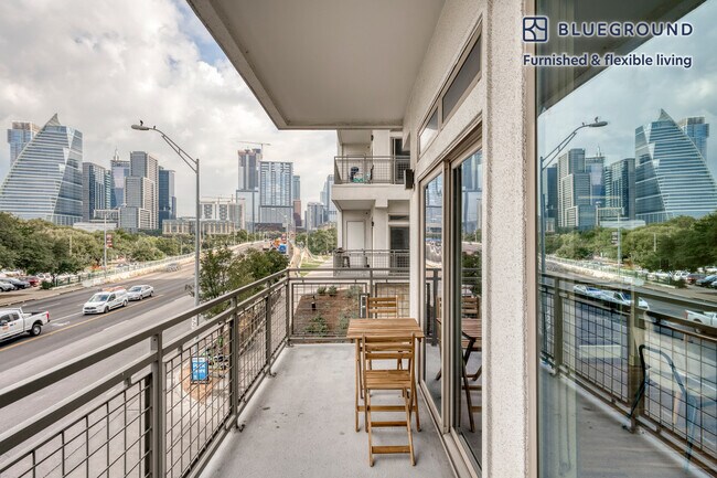 Building Photo - 422 W Riverside Dr