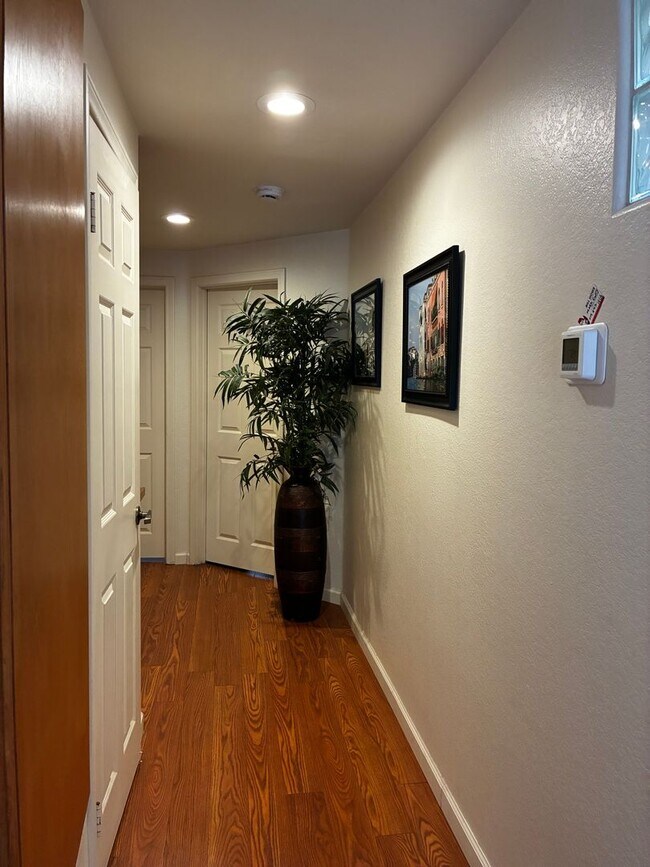 Building Photo - Beautiful La Jolla Condo – Fully Furnished