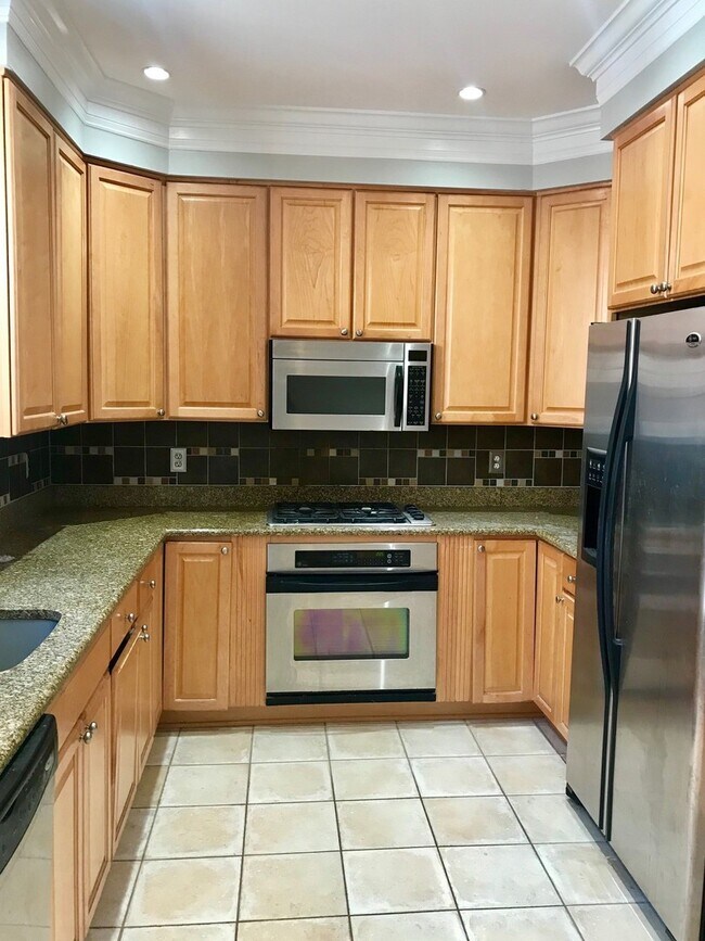 Building Photo - 4 Story Arlington Home / With Garage Parking in Stellar Location!