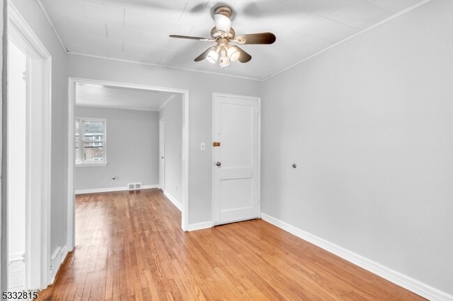 Building Photo - 164 Midland Pl