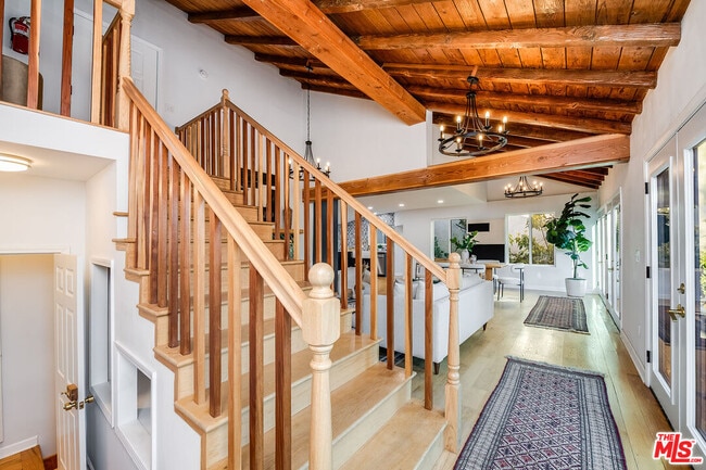 Building Photo - 3323 N Knoll Dr