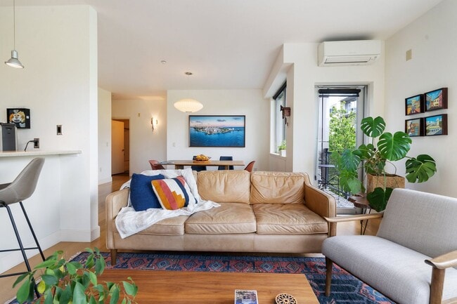 Building Photo - 2 Bed, 2 Bath Bright & Modern Condo in the Pearl District - Now Available!