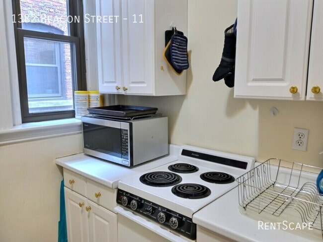 Building Photo - 1382 Beacon St