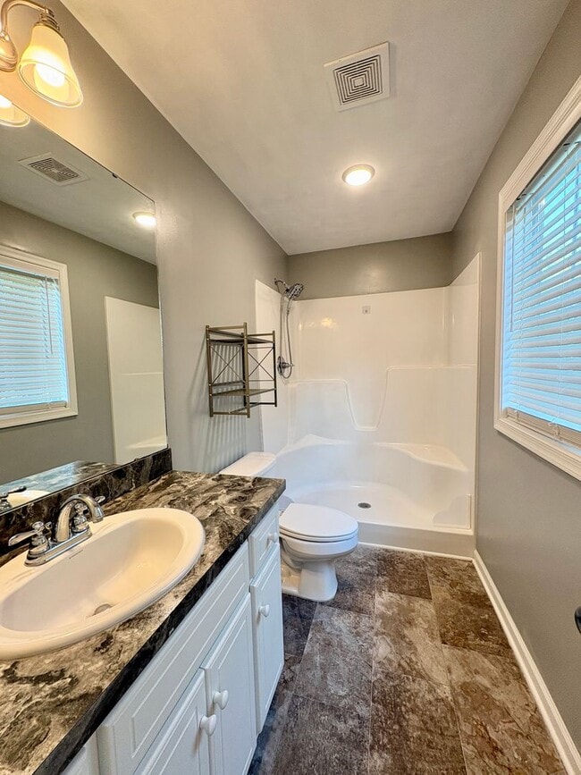 Building Photo - Move-In Ready, Fenced-In Backyard, Pet Friendly, One Story Home – Convenience Meets Comfort!