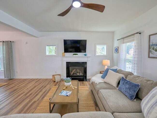 Building Photo - Spacious 3BR / 3.5BA Single family home • 2,500 Sq Ft • Baywood