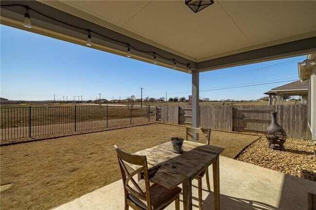 Building Photo - Warm & Inviting 3BR / 2BA Home with Large Backyard