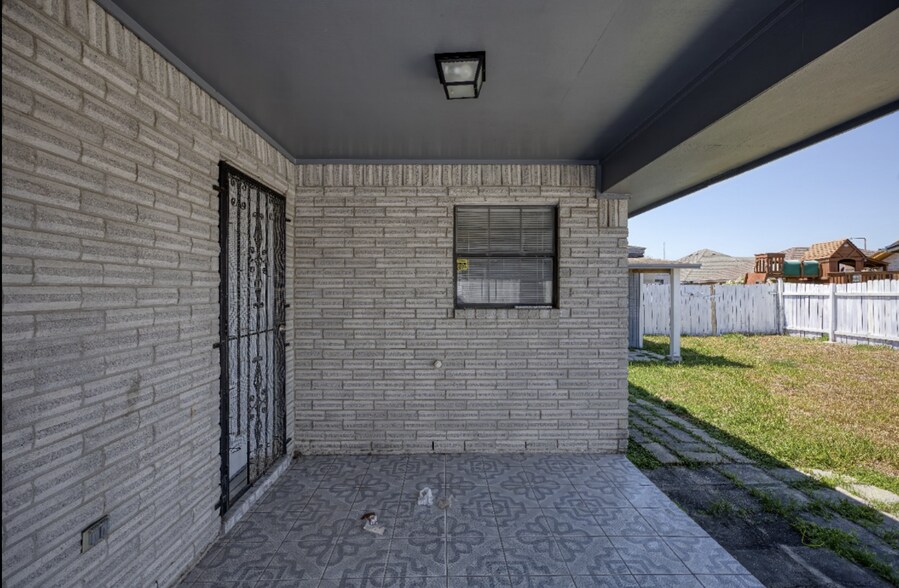 Backyard Patio - 6053 Blanco River St