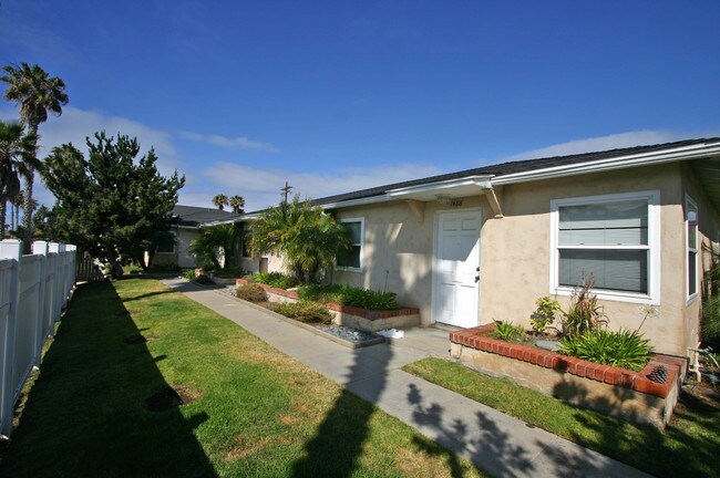 Primary Photo - Sunset Cliff Apartments