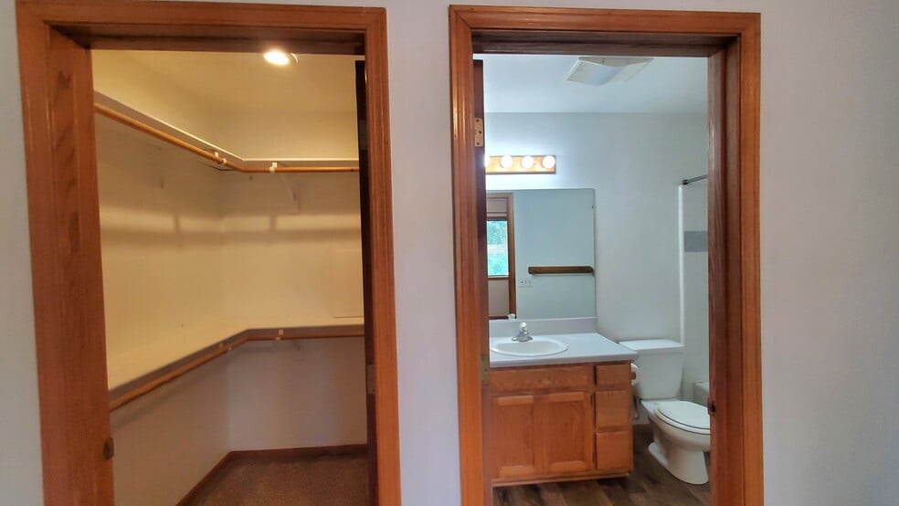 Building Photo - 1121 Illini Dr