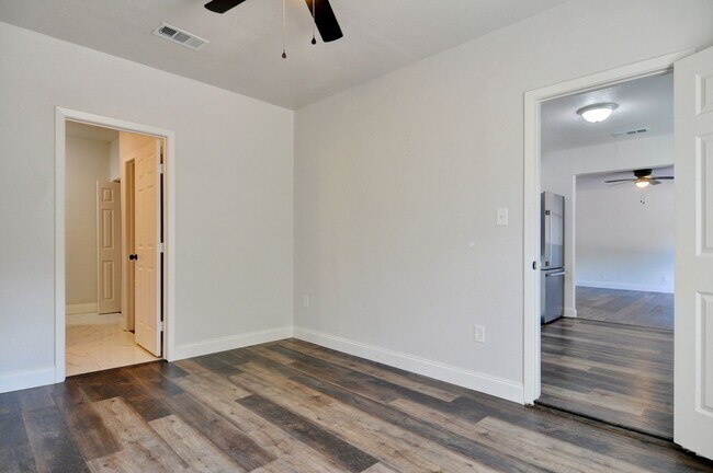 Building Photo - 3 bed 2 bath