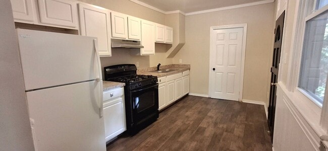 Primary Photo - 4 Bedroom 1.5 Bathroom in York!