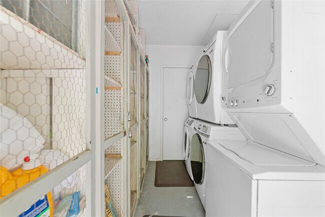 Building Photo - 3015 Seville St