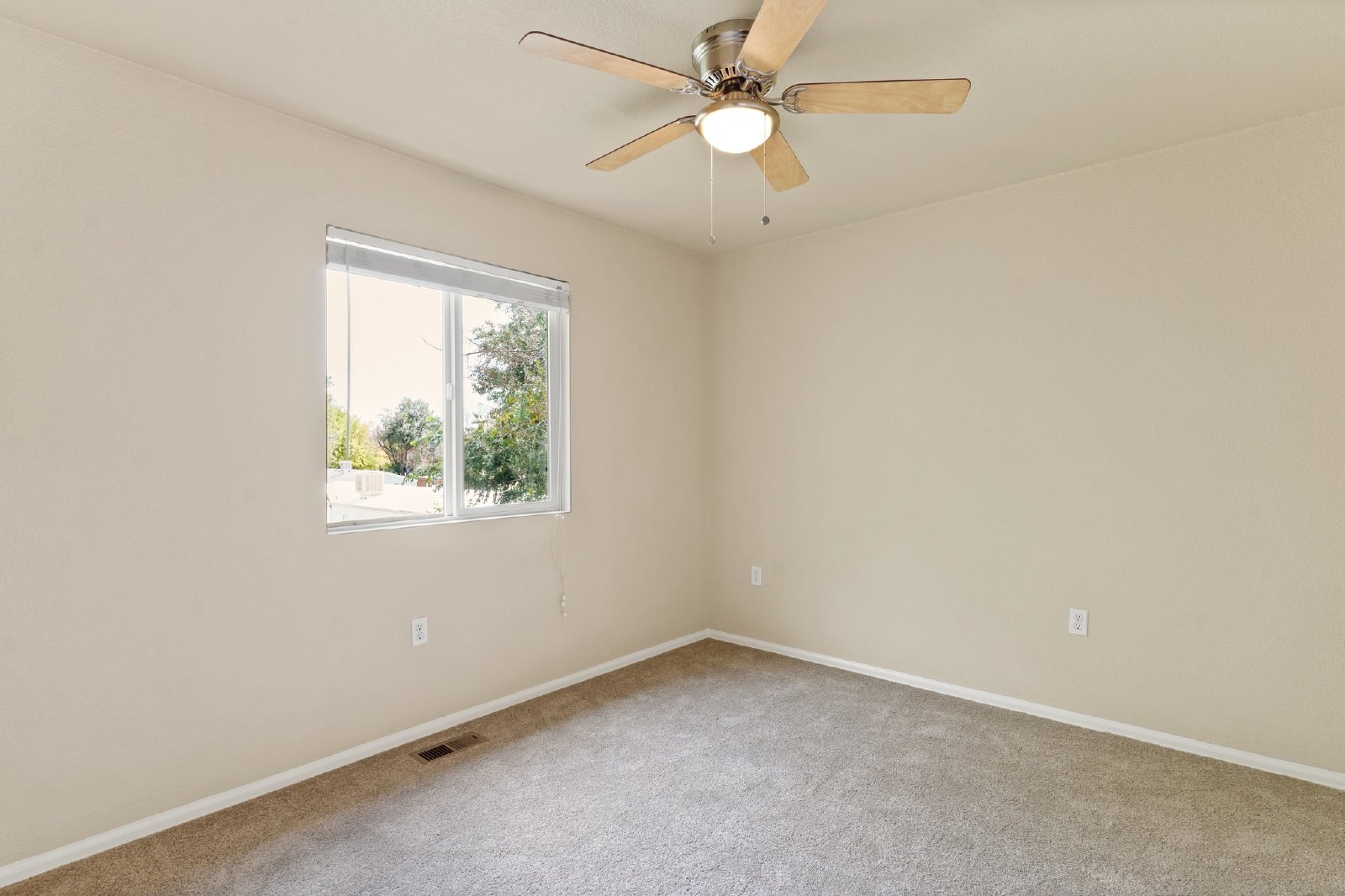 Building Photo - Move-In Ready 2-Bed Townhome with A/C & Fi...