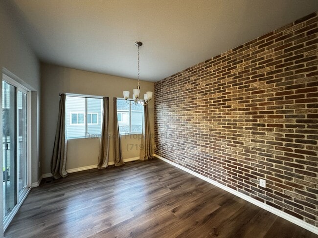 Building Photo - Gorgeous 3 Bedroom Townhouse Located in No...