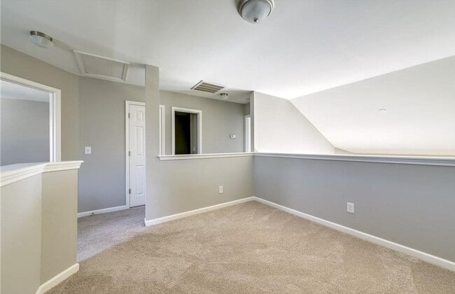 Building Photo - Very nice townhome with primary bedroom on...