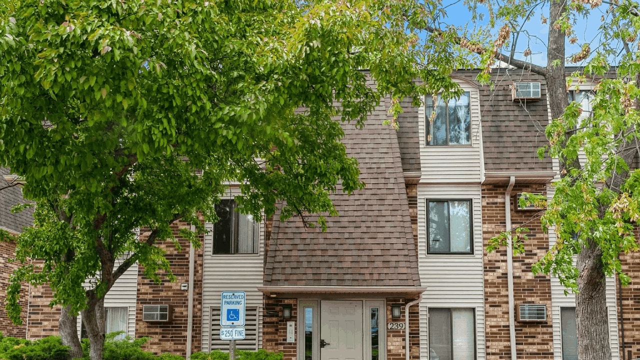 Building Photo - 239 W Court of Shorewood