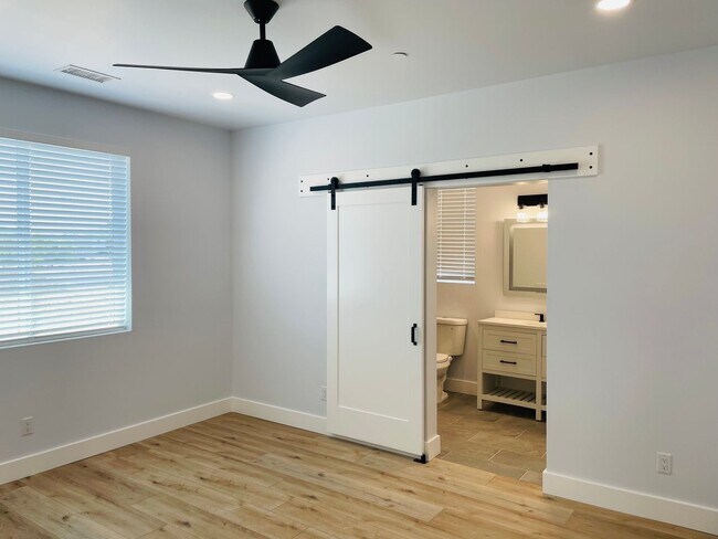 Building Photo - 17 N Alamos Dr