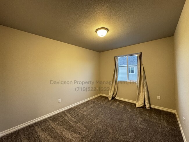 Building Photo - Gorgeous 3 Bedroom Townhouse Located in No...