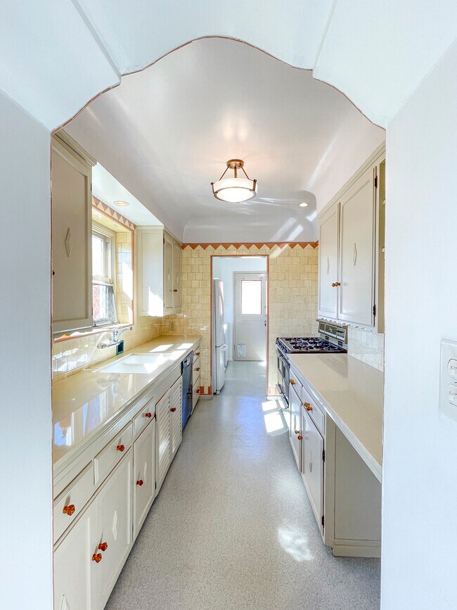 kitchen, looking east - 1017 S Stanley Ave