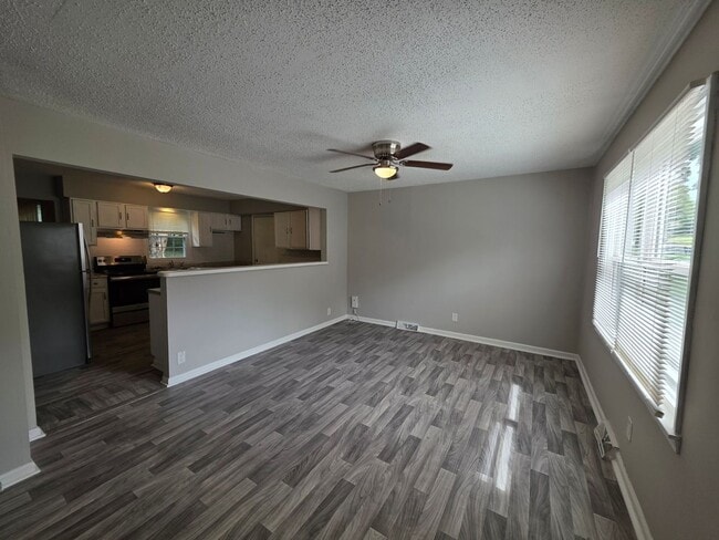 Building Photo - Spacious 4 Bed / 2.5 Bath Home with 2 Living Areas