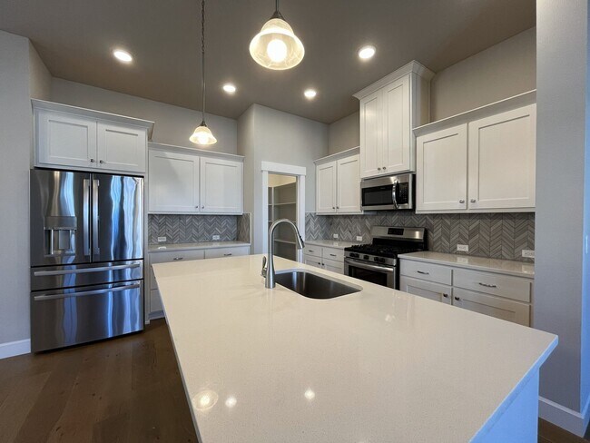 Building Photo - 3-Bedroom Home in Reed’s Crossing with Luxurious Primary Suite & Open Floor Plan, Fireplace, Wash...