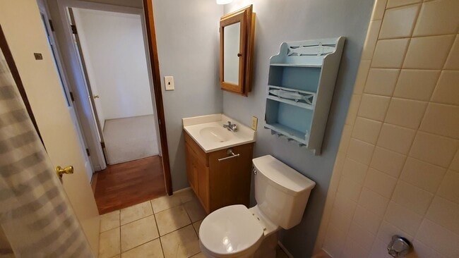 Building Photo - LONG-TERM RENTAL: Great Cedar Flat Home with Carport & Gas Fireplace!