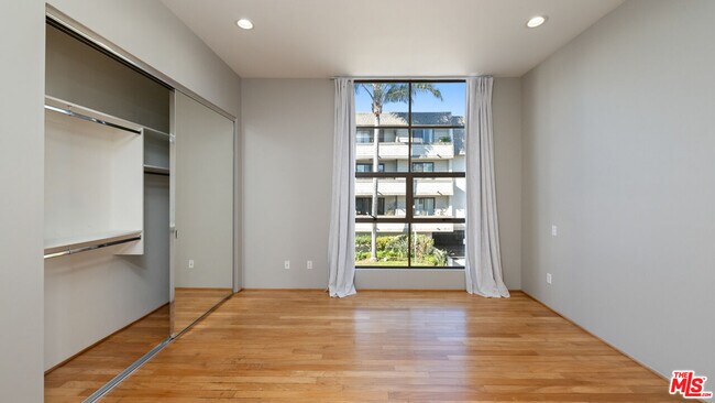 Building Photo - 143 Union Jack Mall