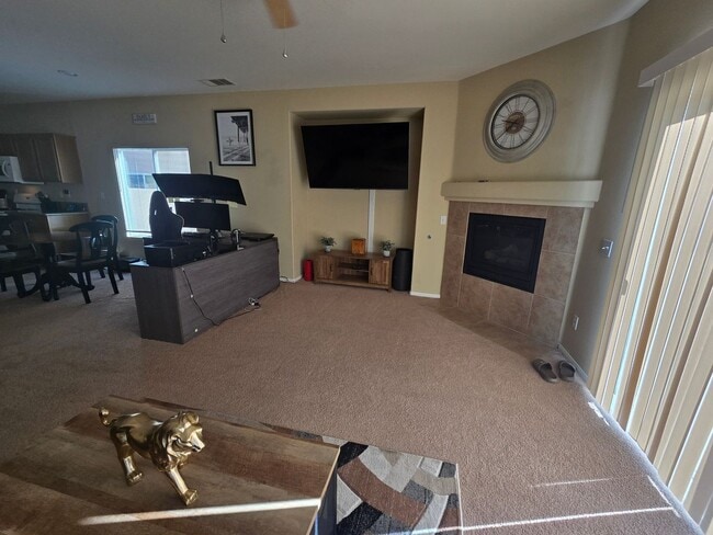 Building Photo - 3 Bedroom 2 Bath located in Mountain View DHS