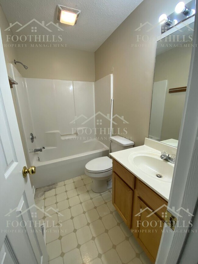 Building Photo - 101 Heatherbrook Ct