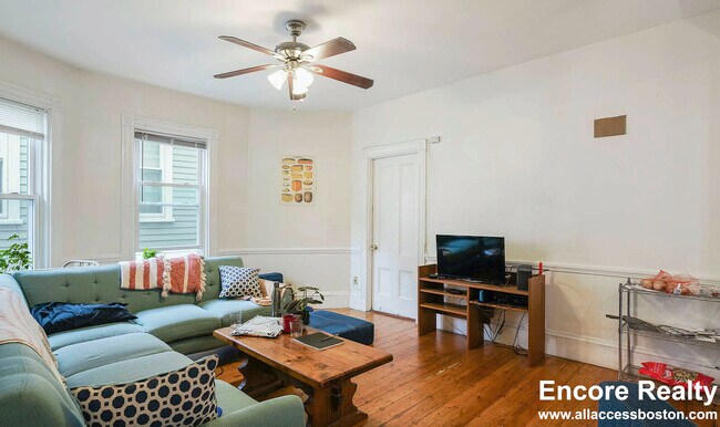 Building Photo - 13 Sachem St