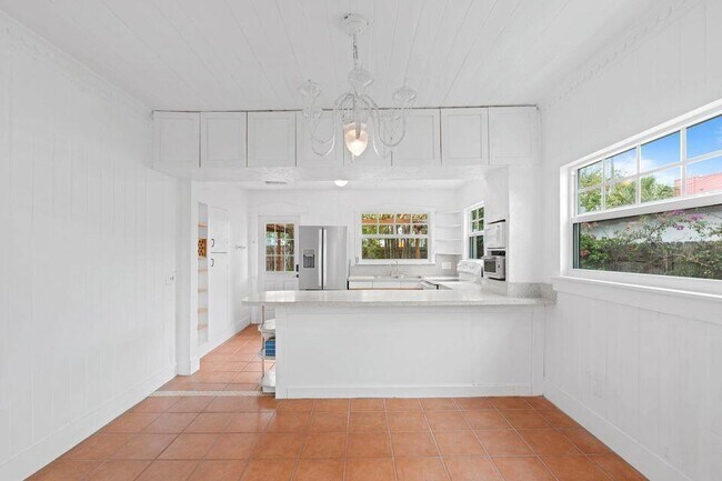 Building Photo - 221 N Ocean Breeze