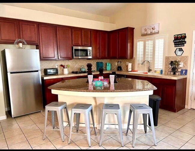 Building Photo - Super Great Deal on this fully furnished 4 BD 2 BA house with a Pool and Solar