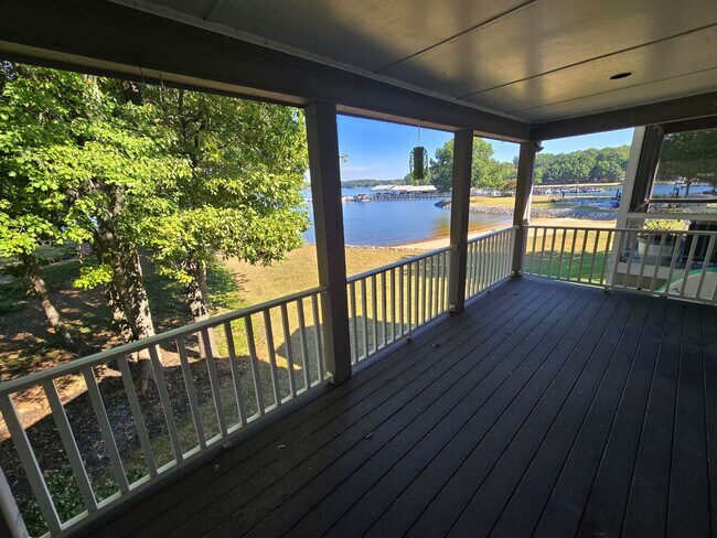 Building Photo - 7401 Mariner Cove Dr