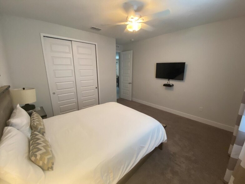 Building Photo - 350 Lasso Dr